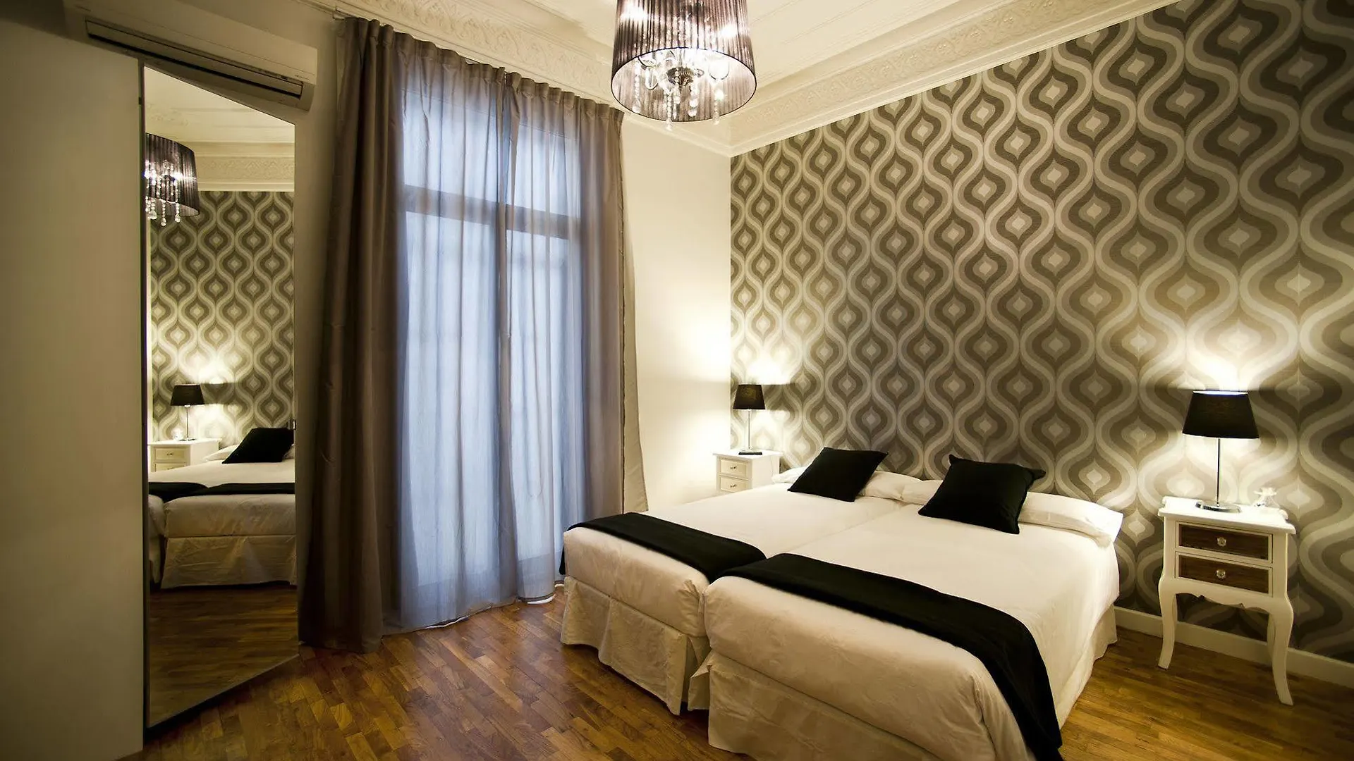 Super Balmes Guest House Барселона Отель