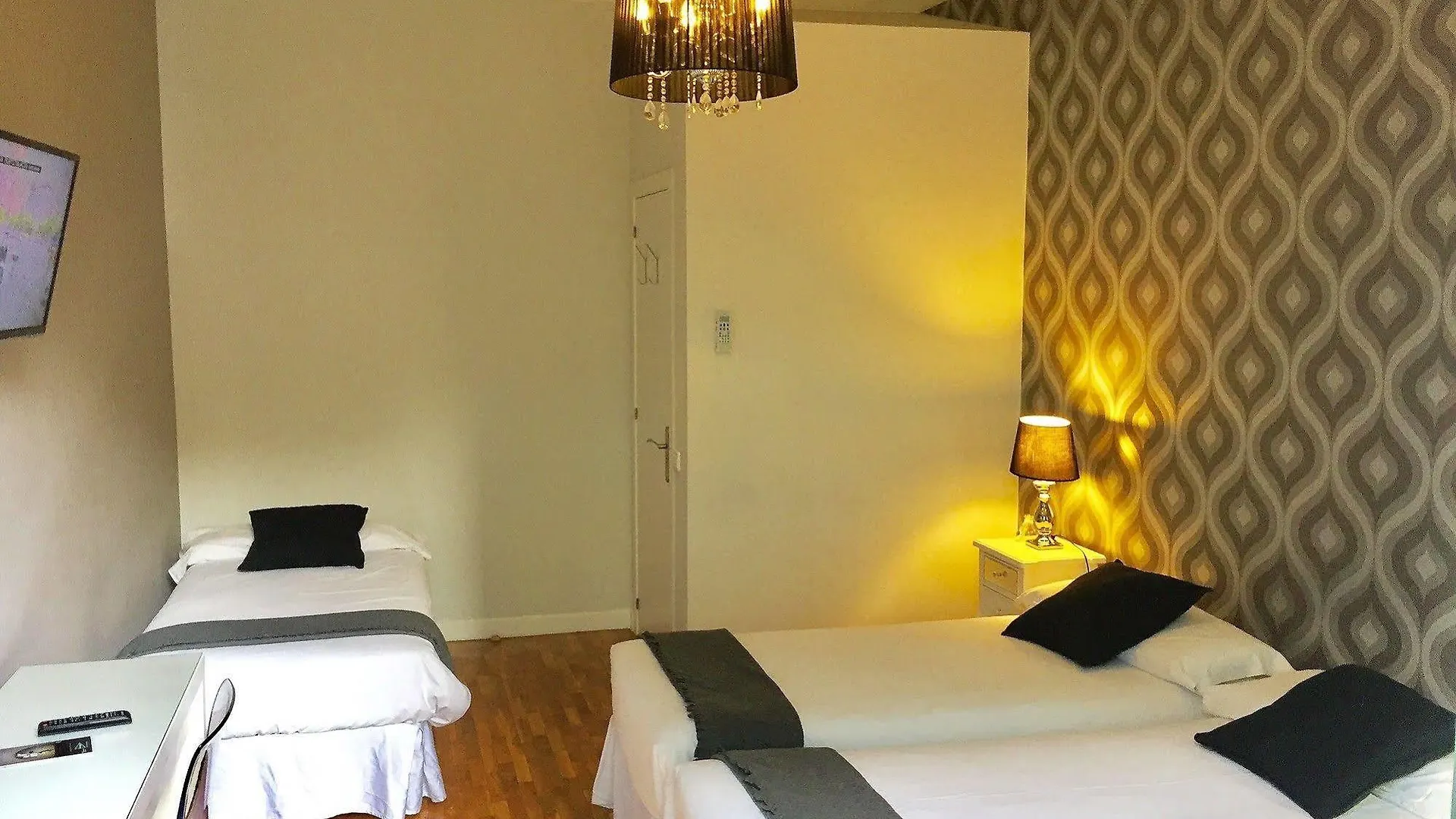 Отель Super Balmes Guest House Барселона
