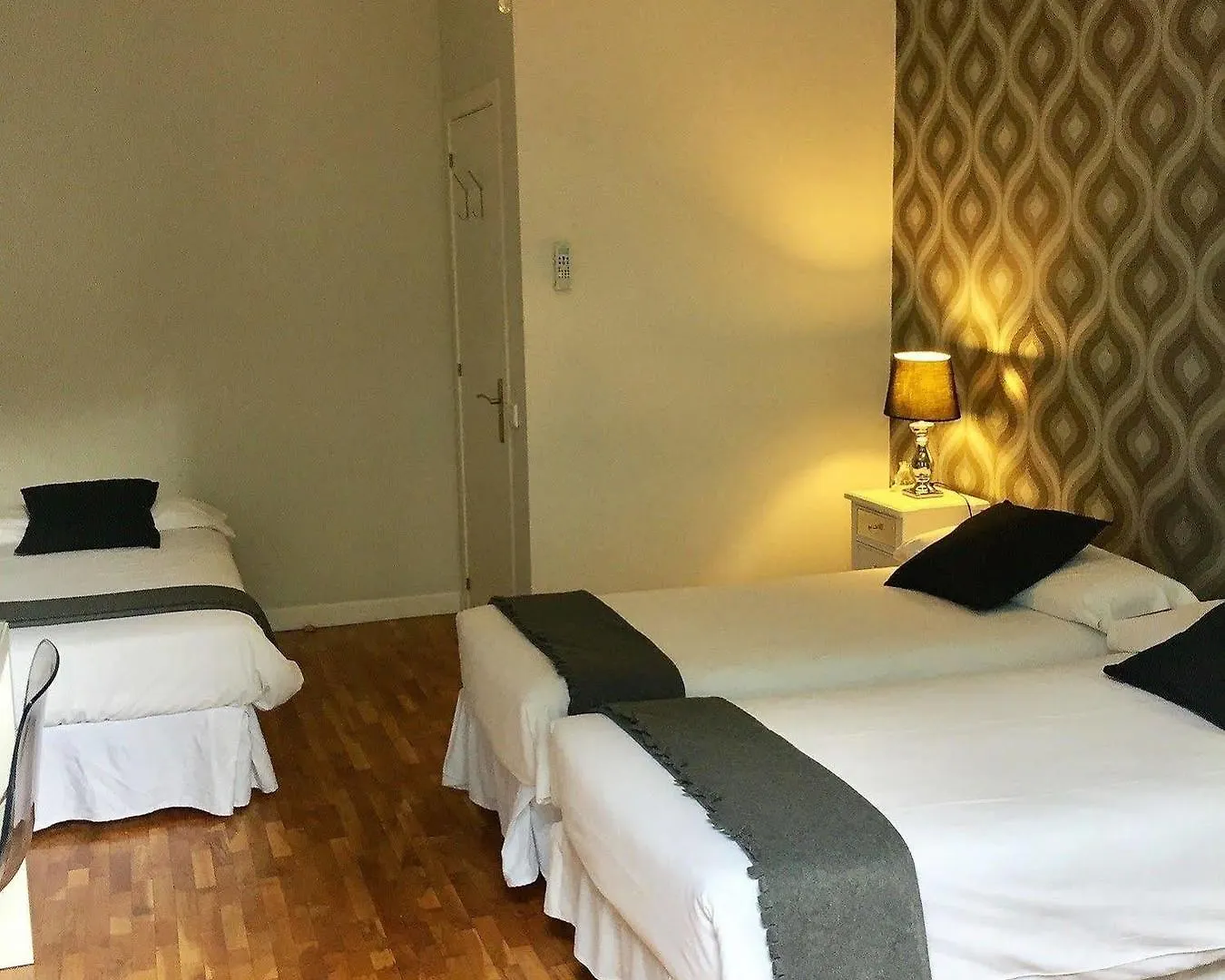 Super Balmes Guest House Барселона 3*,