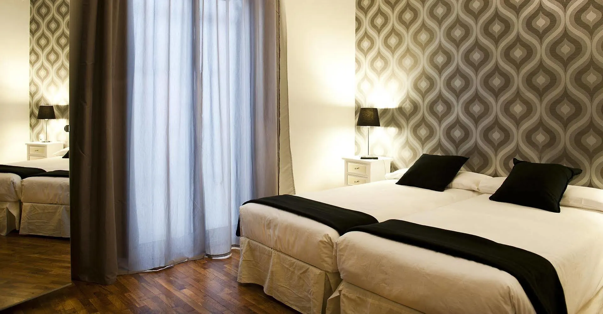 Super Balmes Guest House Барселона