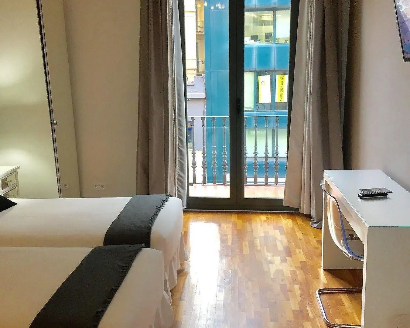 Super Balmes Guest House Barcelona